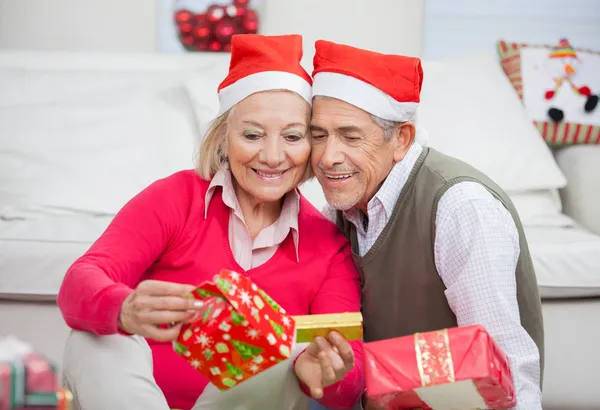 Amare coppia guardando regali di Natale — Foto Stock