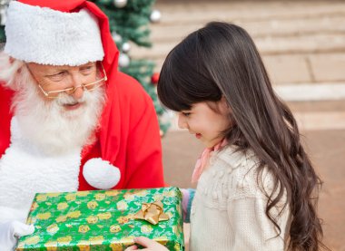 Noel Baba Noel hediye alarak kız