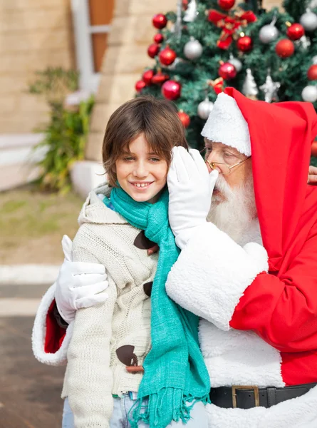 Santa Claus fiú fülébe suttogva — Stock Fotó