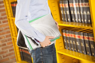 kitap kolej kütüphane içinde holding öğrenci