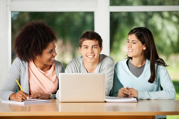 Uomo felice con computer portatile in classe — Foto Stock