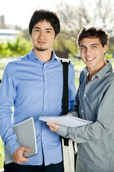 Studenten met boeken permanent op college campus — Stockfoto