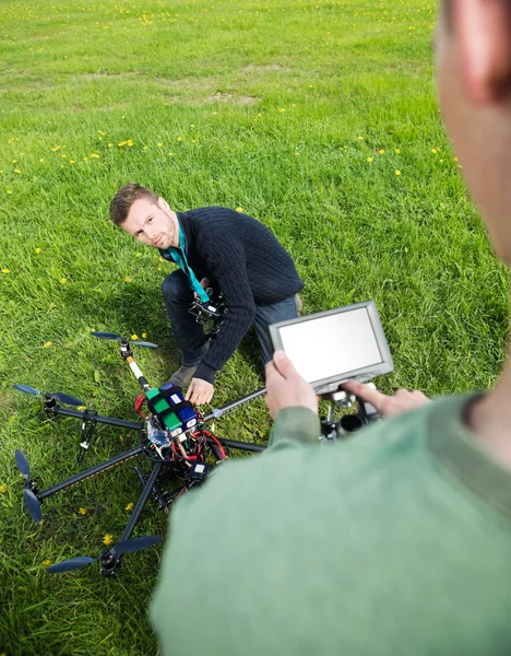 Ingenjörer arbetar på uav-helikopter på park — Stockfoto