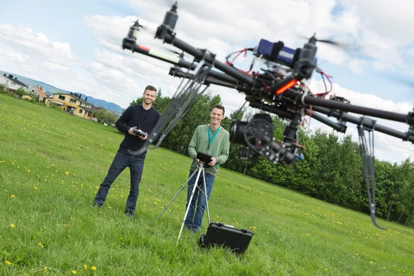 Ingenieurs flying uav helikopter in park — Stockfoto