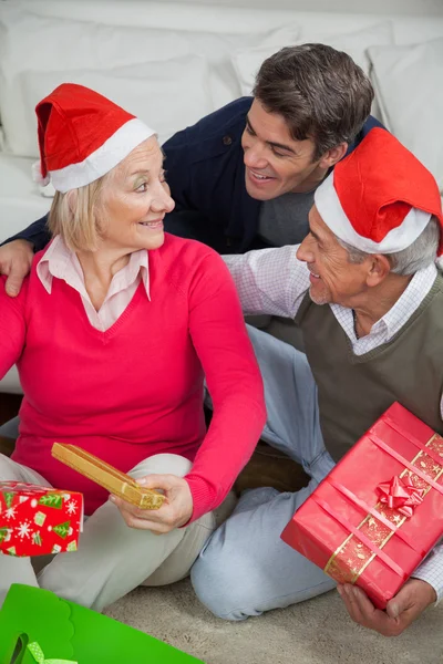 Hijo con padres celebrando regalos de Navidad — Foto de Stock