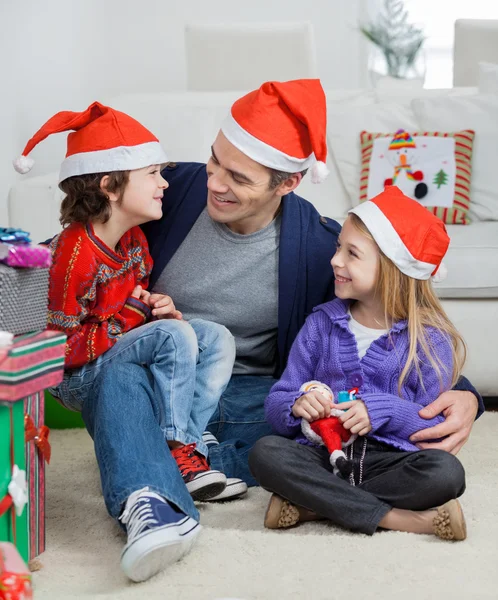 Liebender Vater mit Geschwistern zu Weihnachten — Stockfoto