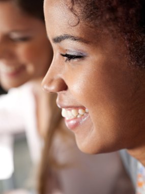 sınıfta gülümseyen kız öğrenci