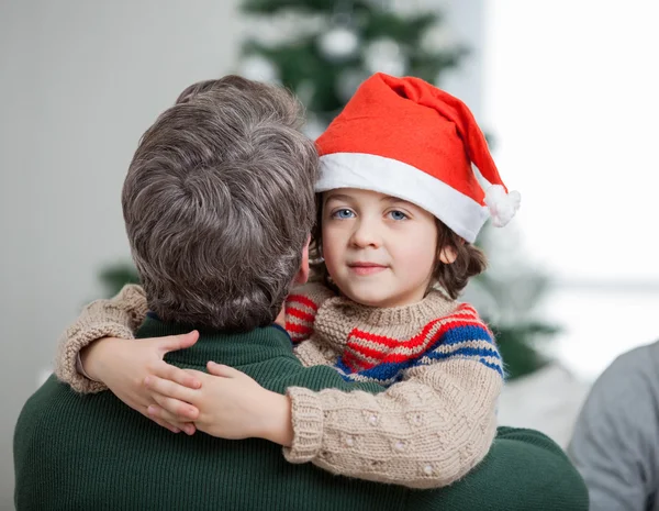 Figlio abbracciare il Padre durante il Natale — Foto Stock