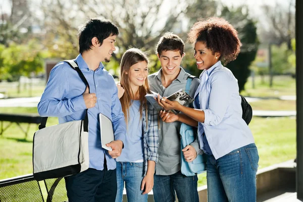 Studenten bespreken boeken in campus van de Universiteit — Stockfoto