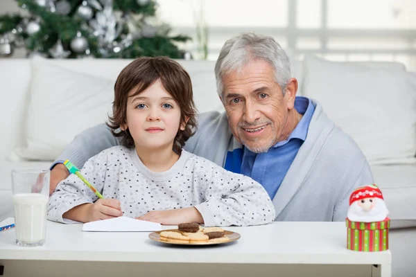 Avô e filho com envelope — Fotografia de Stock