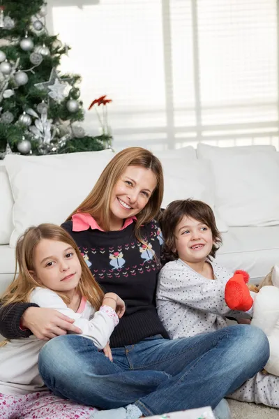 Μητέρα και τα παιδιά στο σπίτι κατά τη διάρκεια των Χριστουγέννων — Φωτογραφία Αρχείου