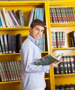 kitap konumu Kütüphane raf karşı olan erkek öğrenci