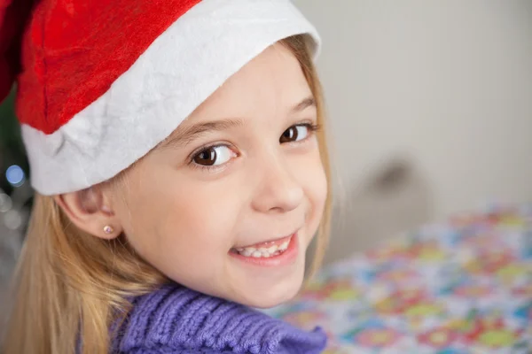 Felice ragazza indossa cappello di Babbo Natale — Foto Stock