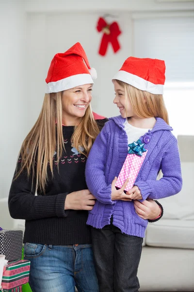 Moeder en dochter met kerstcadeau — Stockfoto