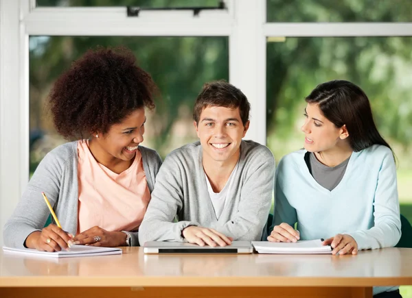 Étudiant avec des camarades de classe se regardant dans la salle de classe — Photo