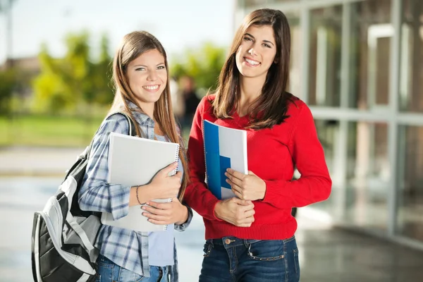 Estudantes universitários sorrindo no campus — Fotografia de Stock