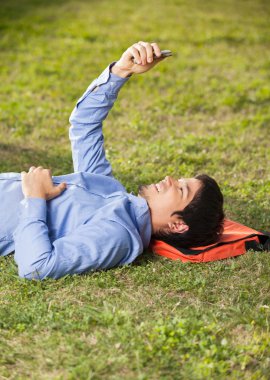 öğrenci üniversite kampüsünde mobilephone metin mesajı okuma