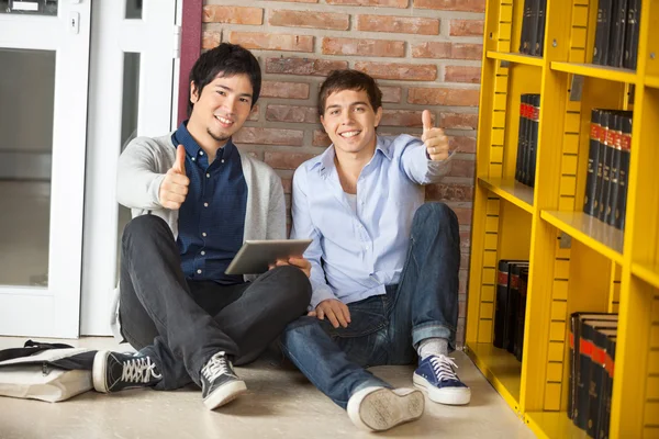 Amigos com Digital Tablet Gesturing Thumbsup Biblioteca — Fotografia de Stock