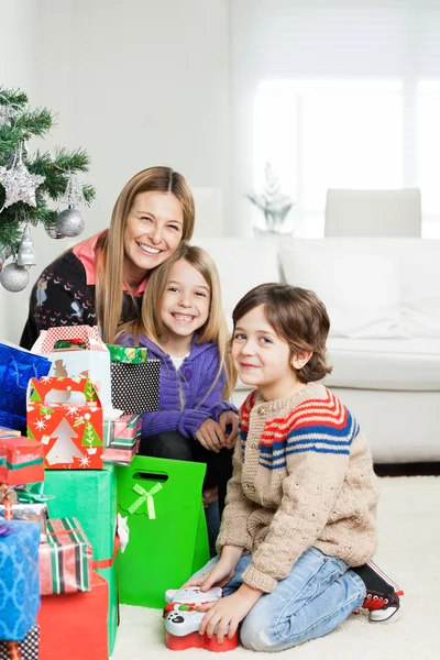 Mutter und Kinder mit Weihnachtsgeschenken — Stockfoto