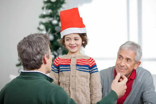 Pai e avô olhando para o filho durante o Natal — Fotografia de Stock