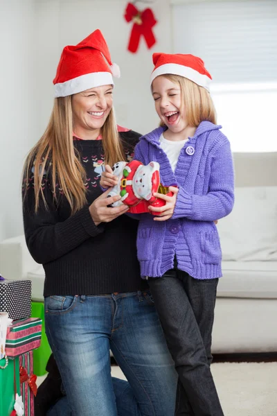 Fröhliche Tochter und Mutter mit Weihnachtsgeschenk — Stockfoto