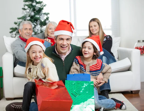 Met geschenken tijdens Kerstmis en gelukkige familie — Stockfoto