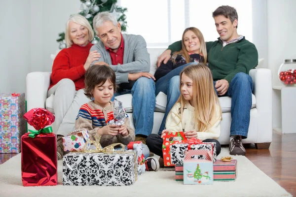 Drie generatie familie met kerstcadeaus — Stockfoto