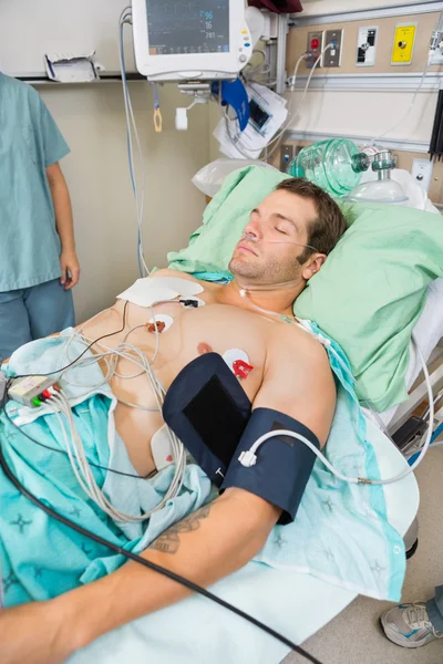 Paziente con Holter Monitor che dorme nella sala d'esame — Foto Stock