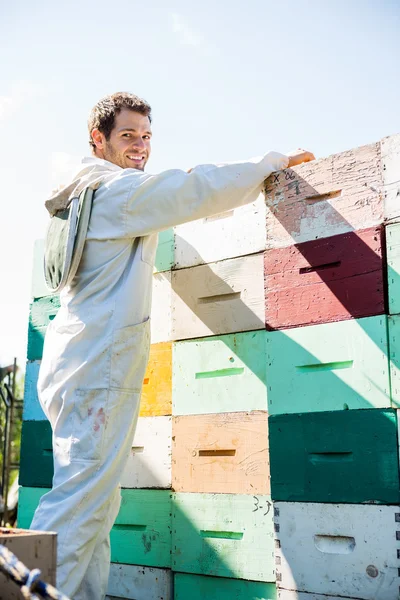 Imker beladen gestapelte Bienenwabenkisten — Stockfoto