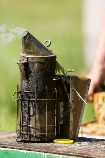 Fumeur d'abeille sur caisse — Photo