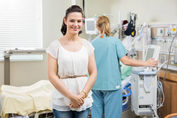 Frau mit Krankenschwester untersucht Patientin im Krankenhaus — Stockfoto