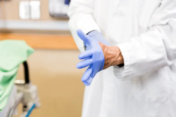 Läkare bär steriliserad handskar på sjukhus — Stockfoto