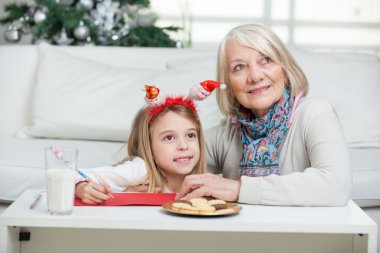 kız ve büyükannesi ile evde cardpaper