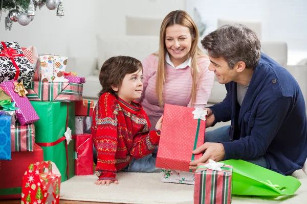 Familj med julklappar — Stockfoto