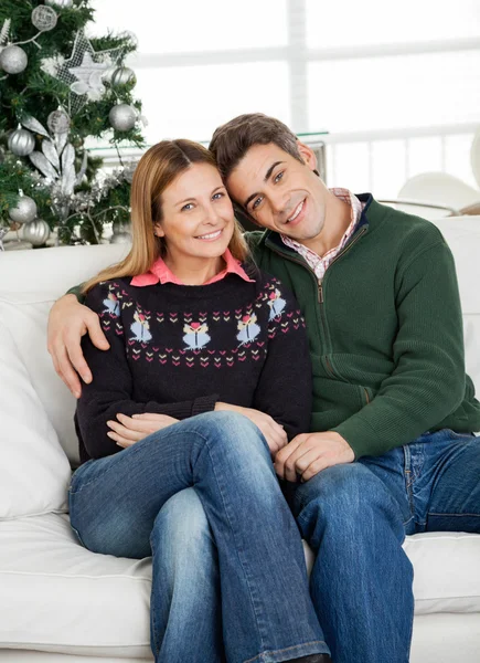 Paar sitzt an Weihnachten zu Hause — Stockfoto