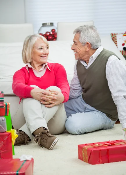 Seniorenpaar schaut sich an — Stockfoto