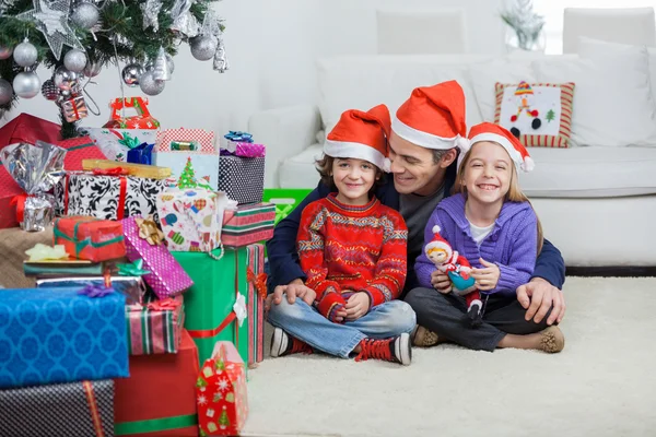 Frères et sœurs avec père à la maison pendant Noël — Photo