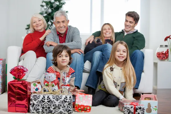 Famiglia con regali di Natale in casa — Foto Stock