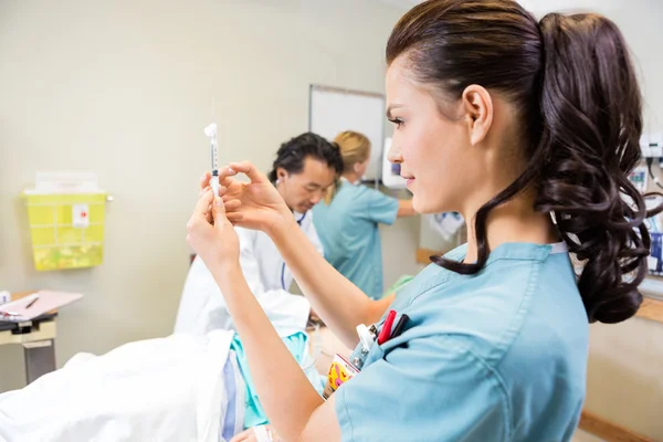 Medical Team Treating Patient In Hospital — Stock Photo, Image