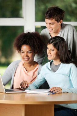 dizüstü bilgisayar masasına sınıfta okuyan öğrencilerle