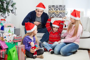 oynak ailesiyle birlikte Noel hediyeleri