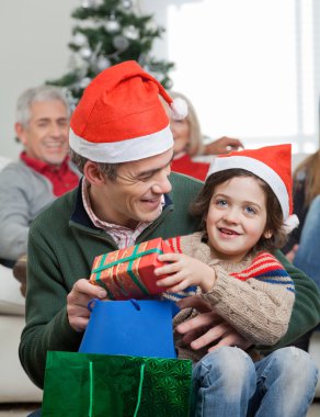 oğul ve baba ile Noel hediye