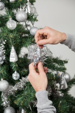 adam dekorasyon Noel ağacı