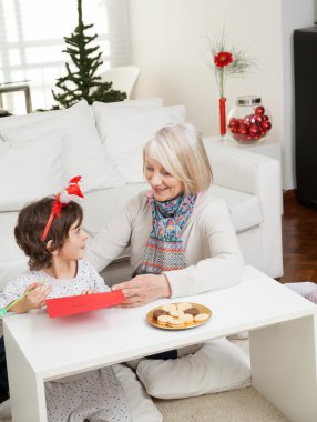 Çocuk Noel tebrik kartı yapımında yardımcı kadın