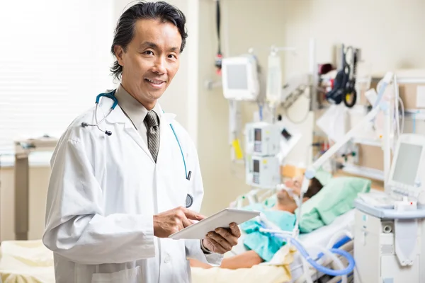 Arzt mit digitalem Tablet untersucht Testbericht des Patienten — Stockfoto