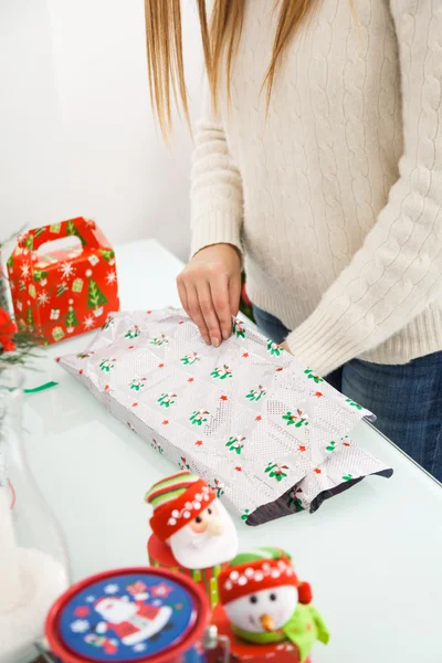 Donna imballaggio regali di Natale — Foto Stock