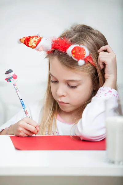 Ragazza che indossa fascia scrittura lettera a Babbo Natale — Foto Stock