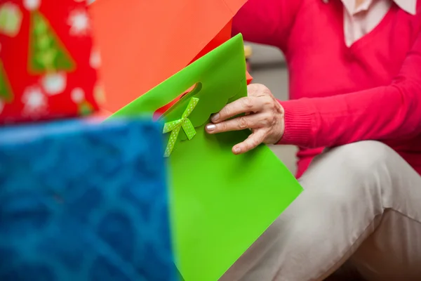 Seniorin mit Taschen auf dem Boden — Stockfoto