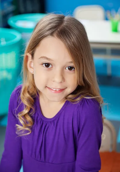 Mädchen lächelt im Klassenzimmer — Stockfoto