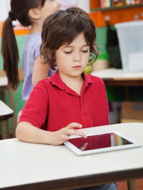 küçük çocuk anaokulu dijital tablet kullanma